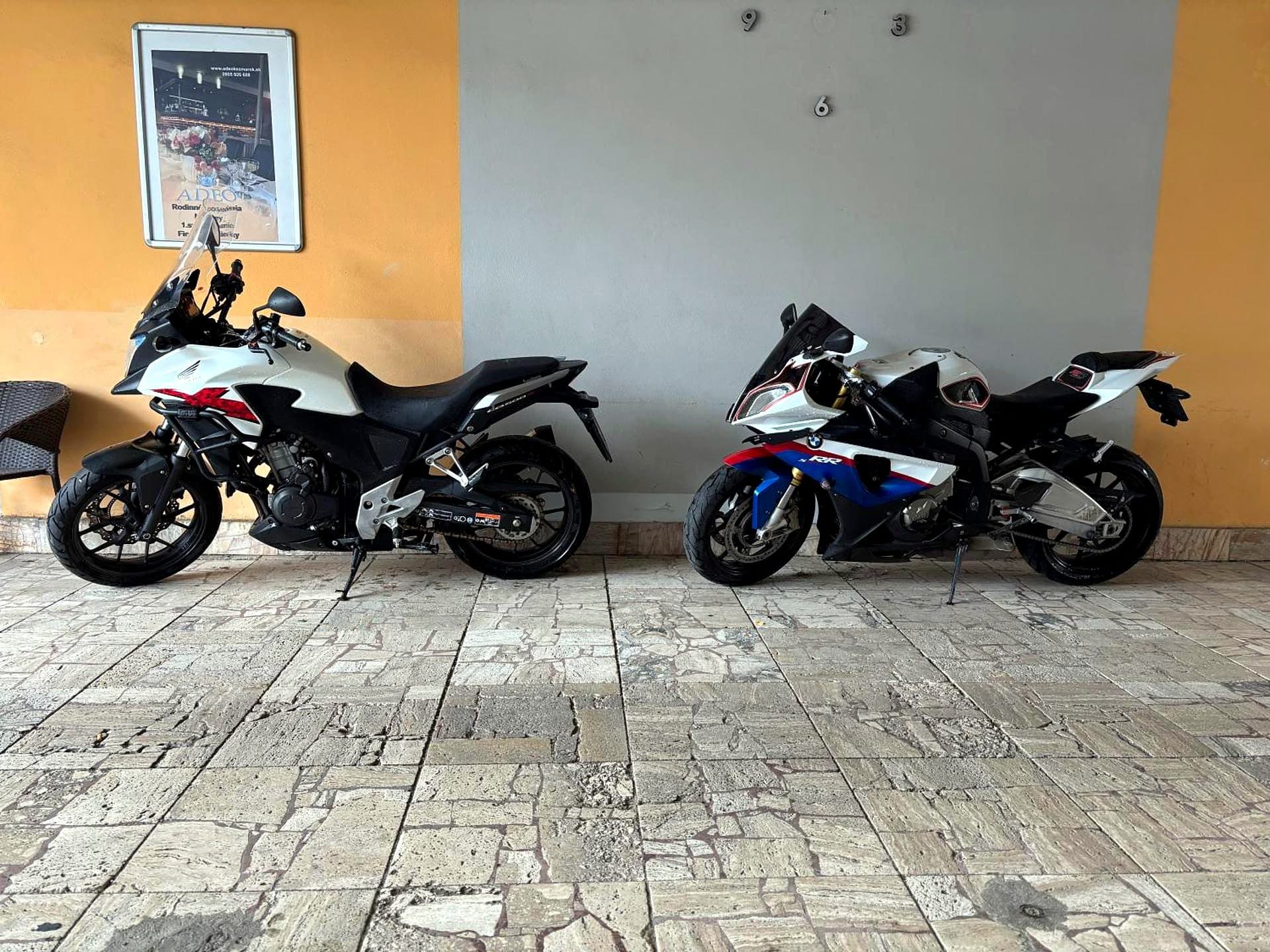 Zastrešené parkovanie pre motocykle