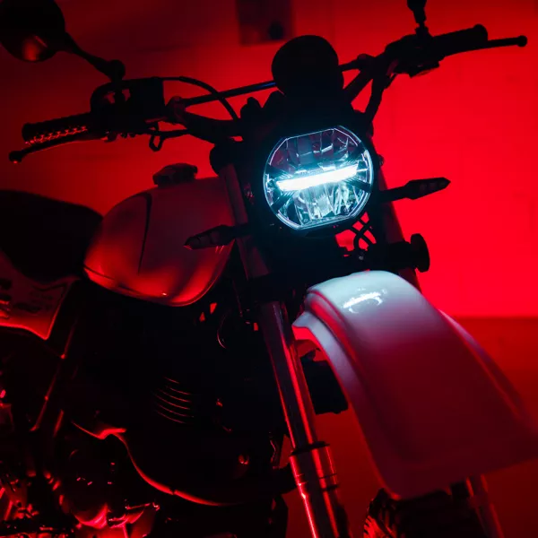 SWM Silver Vase T 650 - ČIERNA – štýlový scrambler 650 ccm pre mesto i ľahký terén s ABS a retro vzhľadom
