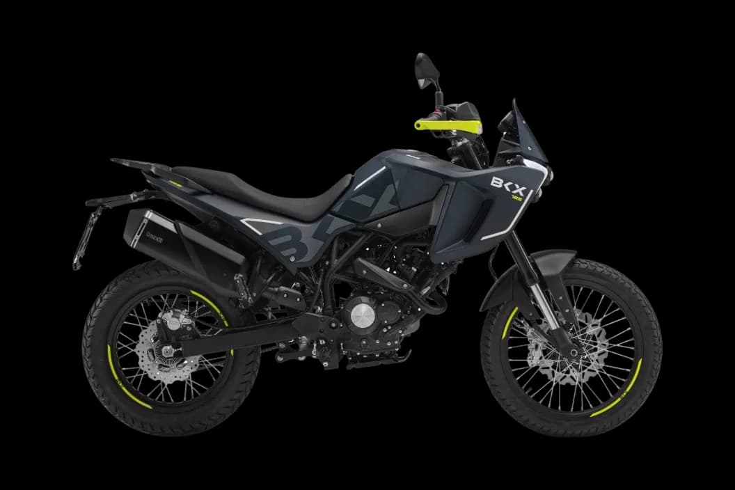 Benelli BKX 125 AVIO BLUE – ľahký dobrodružný motocykel pre mladé jezdce, univerzálny a ľahko ovladatelný parťák na asfalt i do terénu s jedinečným designem