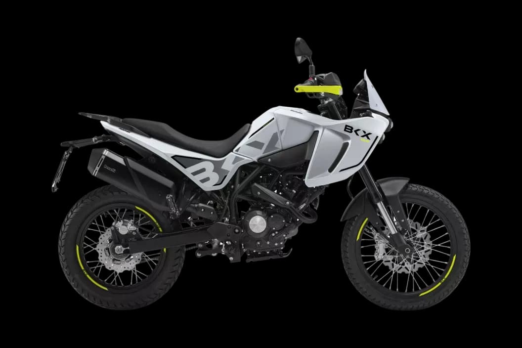 BKX 125 NORDIC WHITE - ľahký dobrodružný motocykel pre mladé jezdce, univerzálny a ľahko ovladatelný parťák na asfalt i do terénu s jedinečným designem